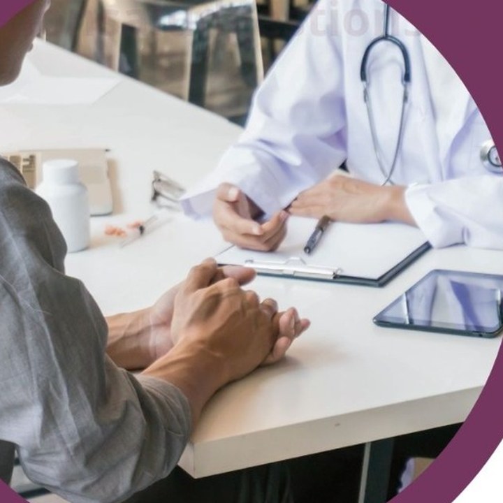 Paciente en consulta con su médica